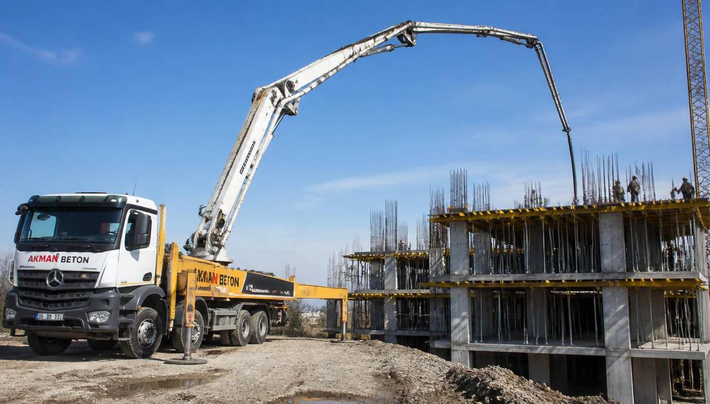 Pompa beton long boom sewaan Azwa Utama Gorontalo memompa beton ke lantai atas gedung