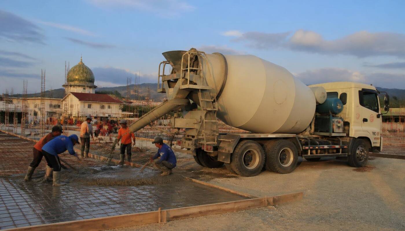 Truck mixer PPT. Azwa Utama Gorontalo menuang beton readymix di lokasi proyek Gorontalo